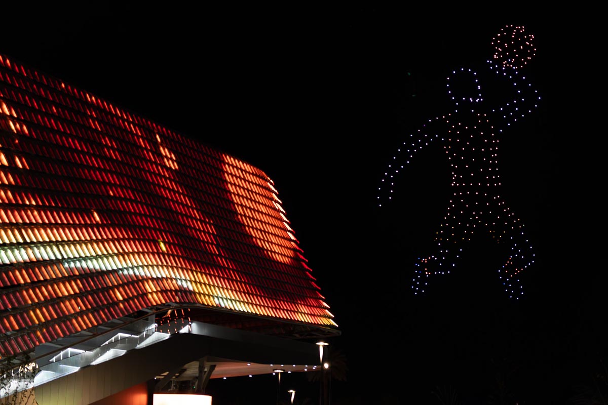 Espectáculo de drones en el Roig Arena con luces y música