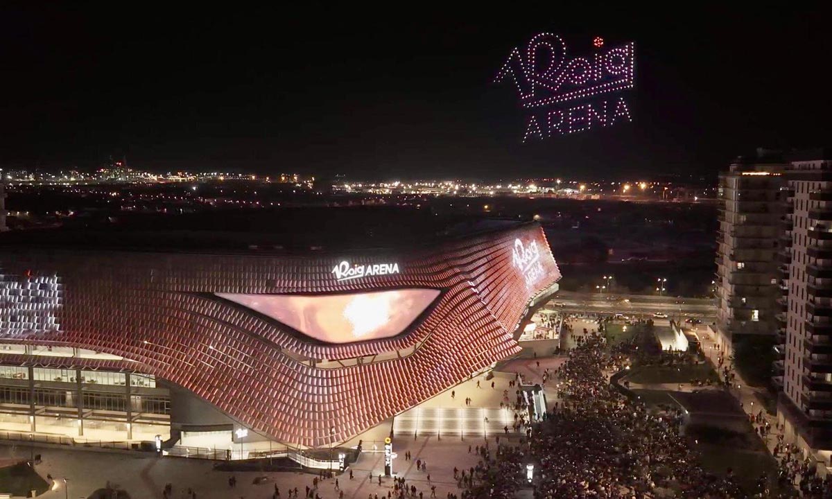 Espectáculo de drones en el Roig Arena con gran afluencia de público.