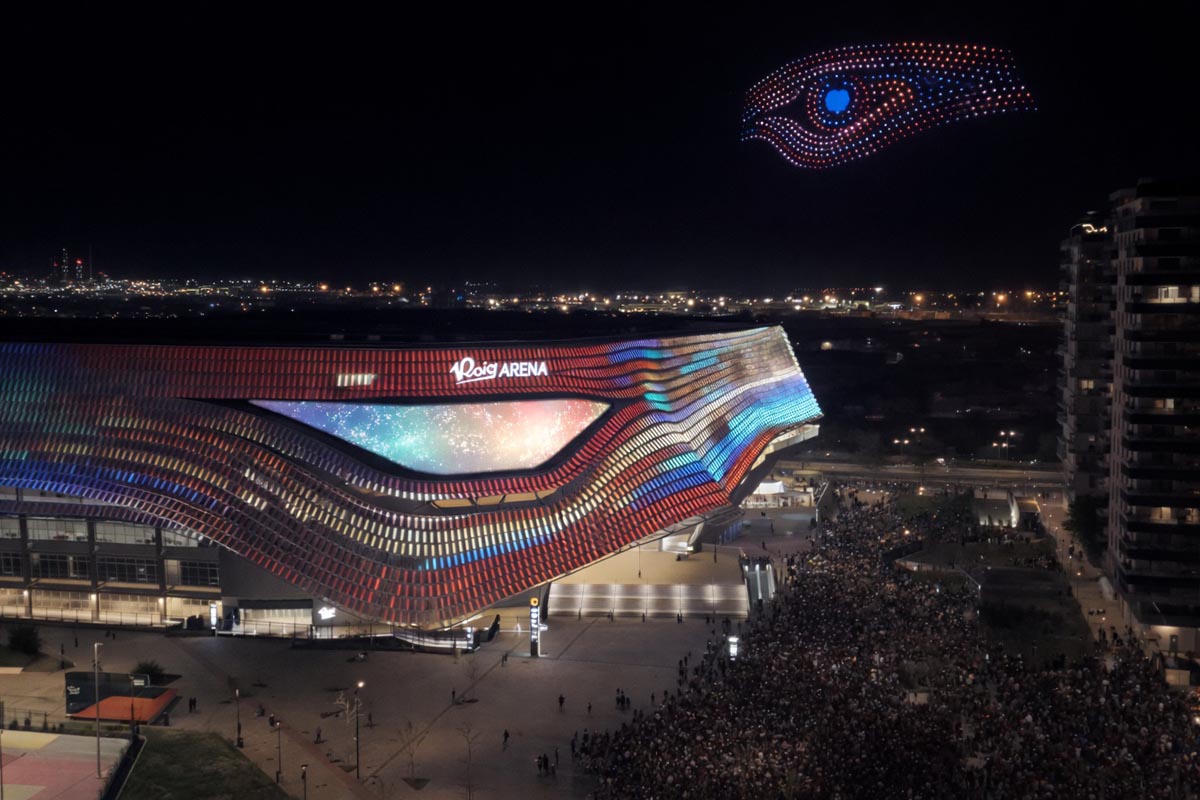 Espectáculo de drones sobre el Roig Arena en Valencia con gran afluencia de público.