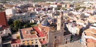 Vista aérea de la ciudad de Silla con edificios y paisaje urbano