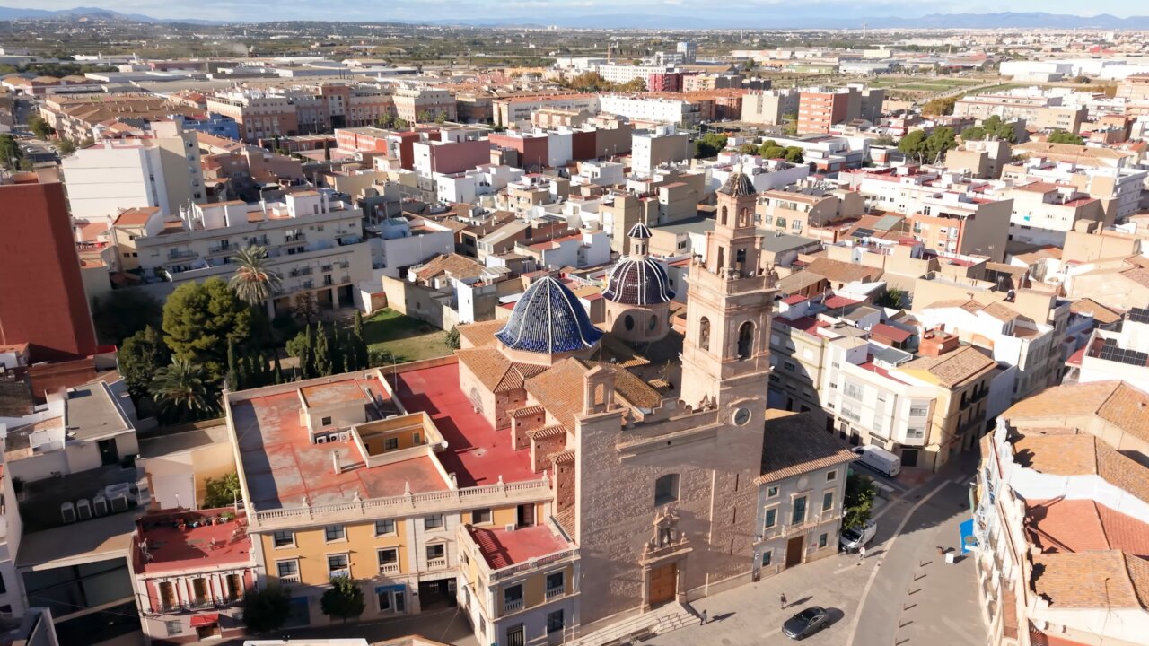 Vista aérea de la ciudad de Silla con edificios y paisaje urbano