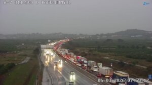 Retenciones de tráfico en la A-7 debido a un socavón en Rafelbunyol