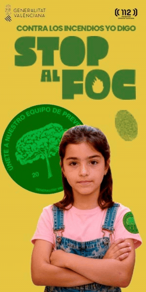 Campaña Stop al Foc Niña con camiseta rosa y overol azul en campaña contra incendios