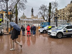 Imagen de la plaza del Ayuntamiento de Valencia bajo la lluvia durante Fallas