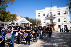 Grupo de personas tocando tambores en la tamborrada de Benetússer