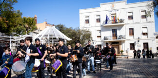 Grupo de personas tocando tambores en la tamborrada de Benetússer