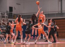 Jugadoras de Valencia Basket y Estepona en acción durante un partido de baloncesto