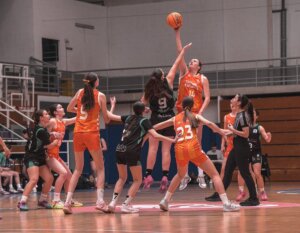 Jugadoras de Valencia Basket y Estepona en acción durante un partido de baloncesto