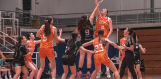 Jugadoras de Valencia Basket y Estepona en acción durante un partido de baloncesto