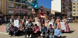 Isabel Segura junto a la fallera mayor infantil y su corte de honor en Paterna