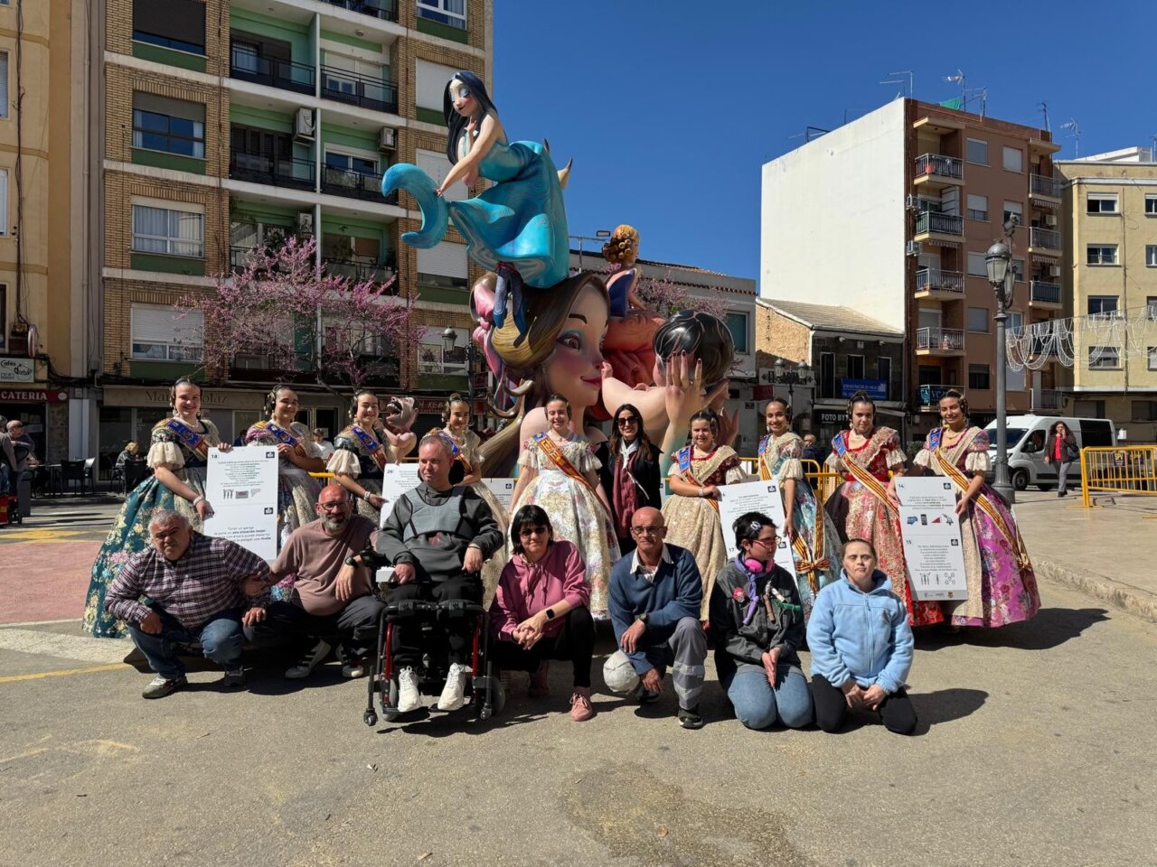 Isabel Segura junto a la fallera mayor infantil y su corte de honor en Paterna