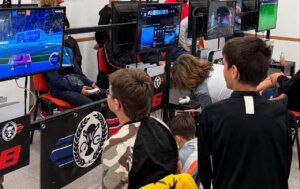 Niños jugando videojuegos en un torneo de eSports en Foios