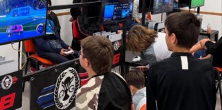 Niños jugando videojuegos en un torneo de eSports en Foios