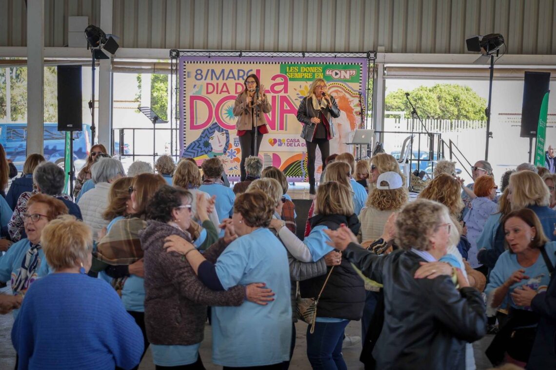 Celebración del Día de la Mujer con música y baile en Torrent