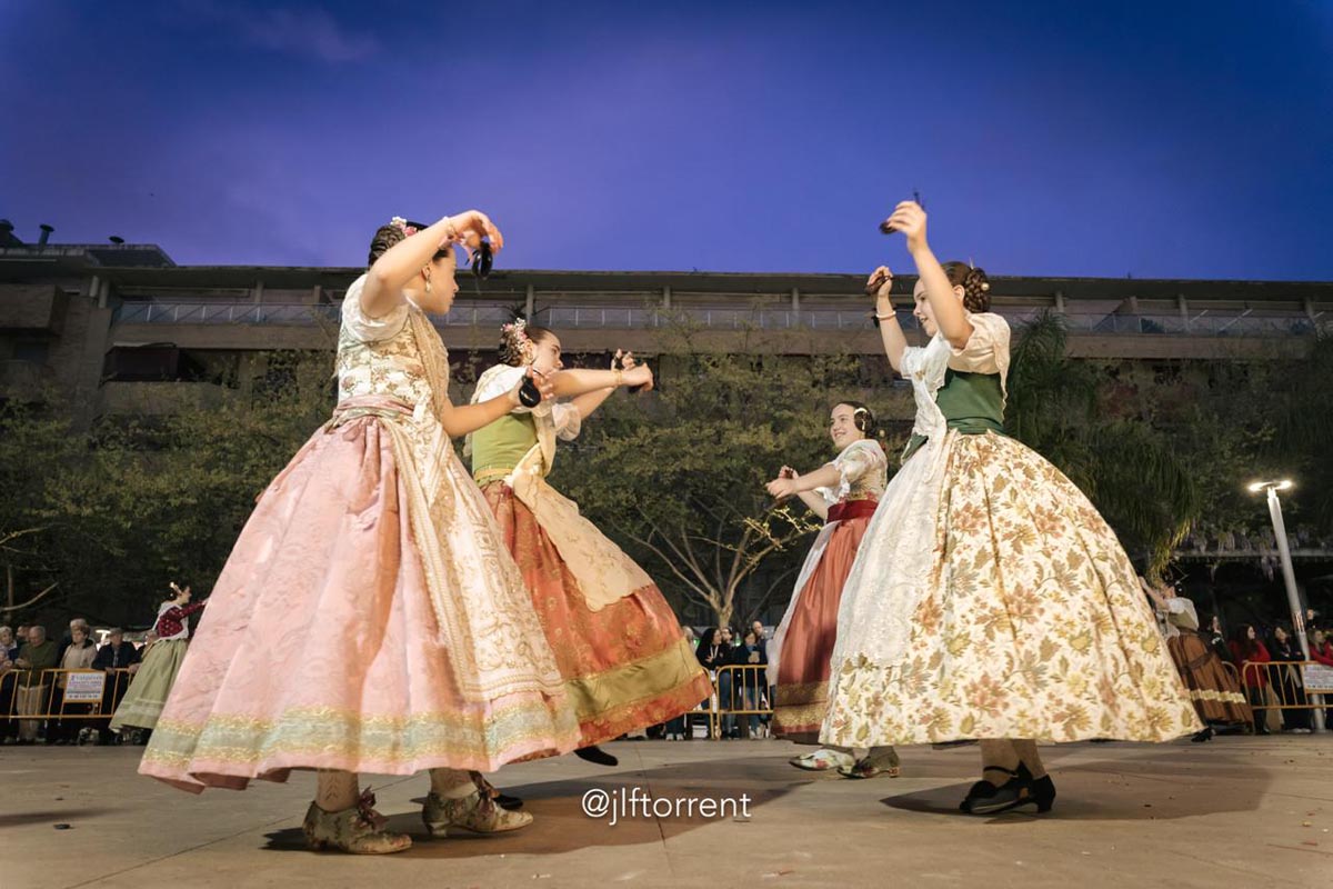 Bailarinas en trajes tradicionales durante las Fallas de Torrent 2026