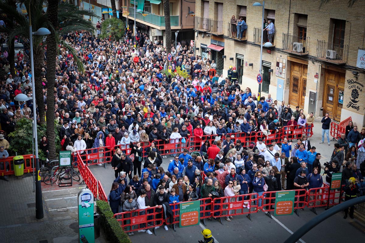 Multitud de personas en las Fallas de Torrent 2026 durante la celebración