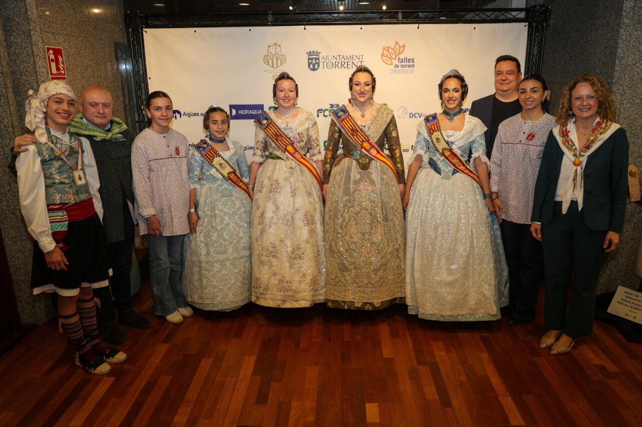 Grupo de personas en trajes tradicionales en un evento de Fallas en Torrent