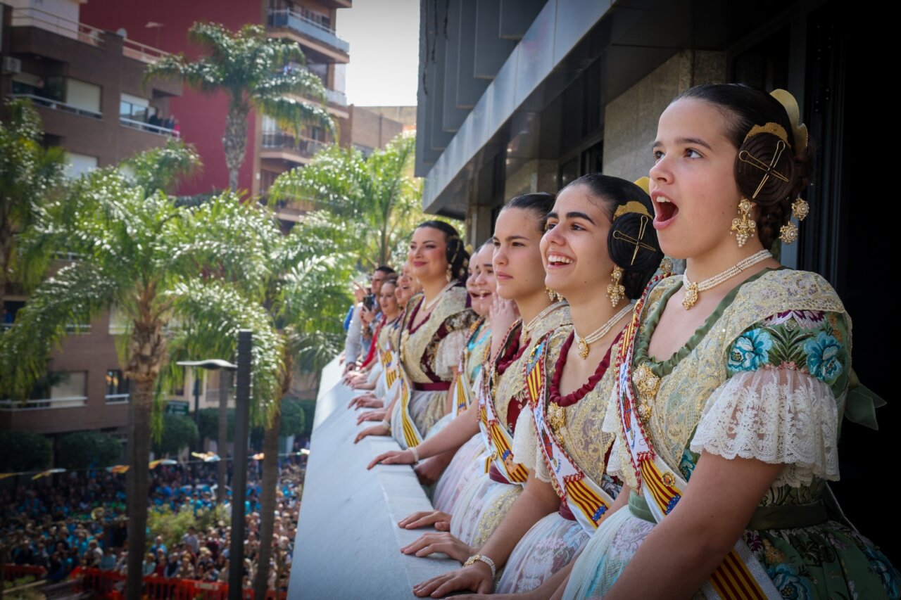 Grupo de falleras en Torrent durante la mascletà