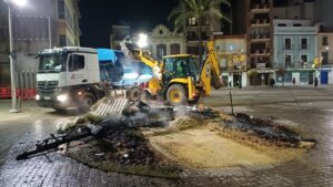 Operarios limpiando restos de las Fallas en Torrent tras la Cremà
