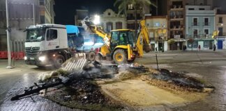 Operarios limpiando restos de las Fallas en Torrent tras la Cremà
