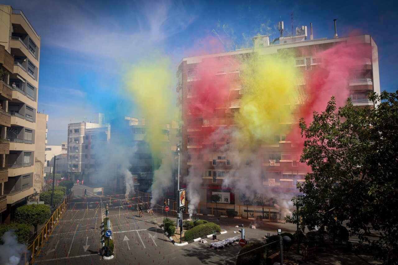 Explosión de colores durante la mascletà en Torrent, Valencia.
