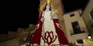 Imagen de la ofrenda floral a la Virgen en Torrent
