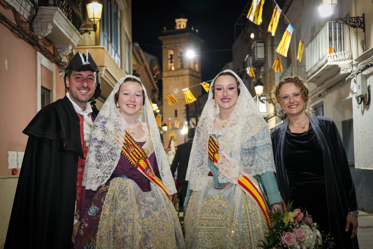 Grupo de personas vestidas con trajes tradicionales en Torrent durante las Fallas