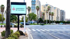 Panel informativo del Ayuntamiento de València en una calle de la ciudad