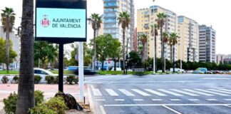 Panel informativo del Ayuntamiento de València en una calle de la ciudad