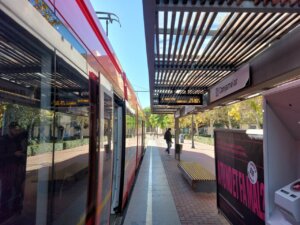 Tram en la estación Canyamelar de Valencia con pasajeros esperando.