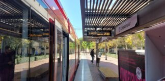 Tram en la estación Canyamelar de Valencia con pasajeros esperando.