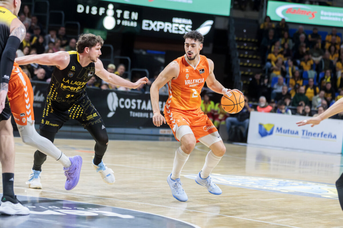 Jugador de Valencia Basket driblando durante un partido contra Tenerife