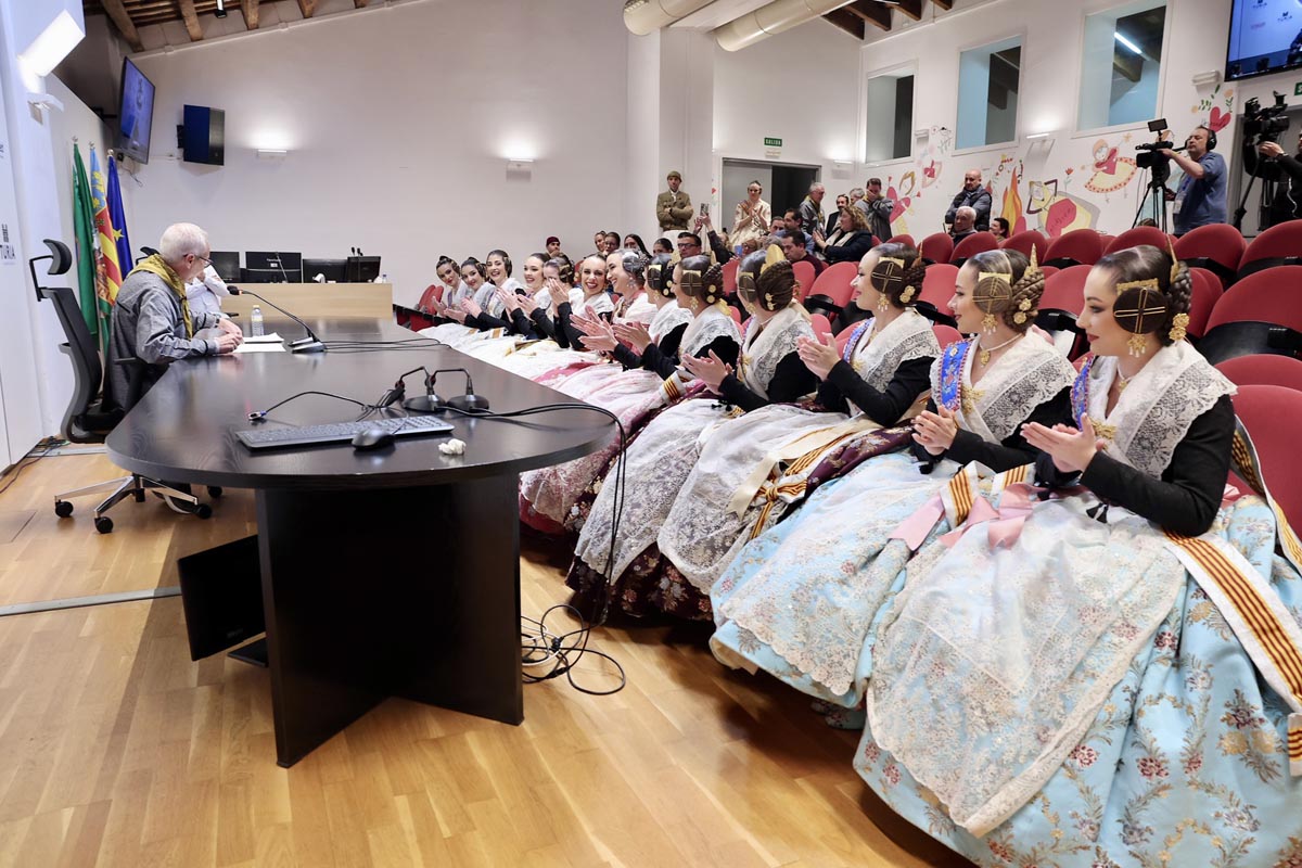 Celebración del triunfo del Convento Jerusalen en Fallas 2026 con participantes aplaudiendo.