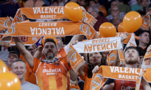 Aficionados del Valencia Basket animando con bufandas y globos naranjas