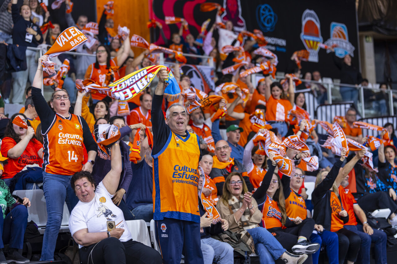 Aficionados de Valencia Basket animando en las semifinales