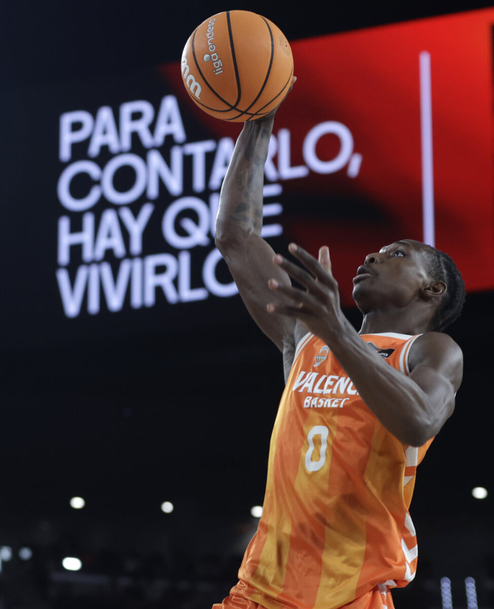 Jugador de Valencia Basket lanzando a canasta durante un partido