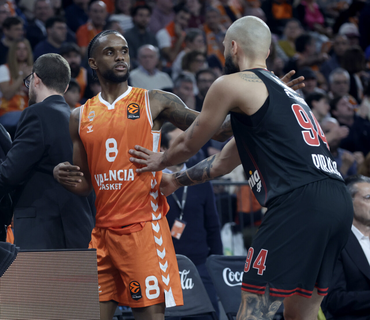 Jugadores de Valencia Basket celebrando una victoria emocionante en el Roig Arena.