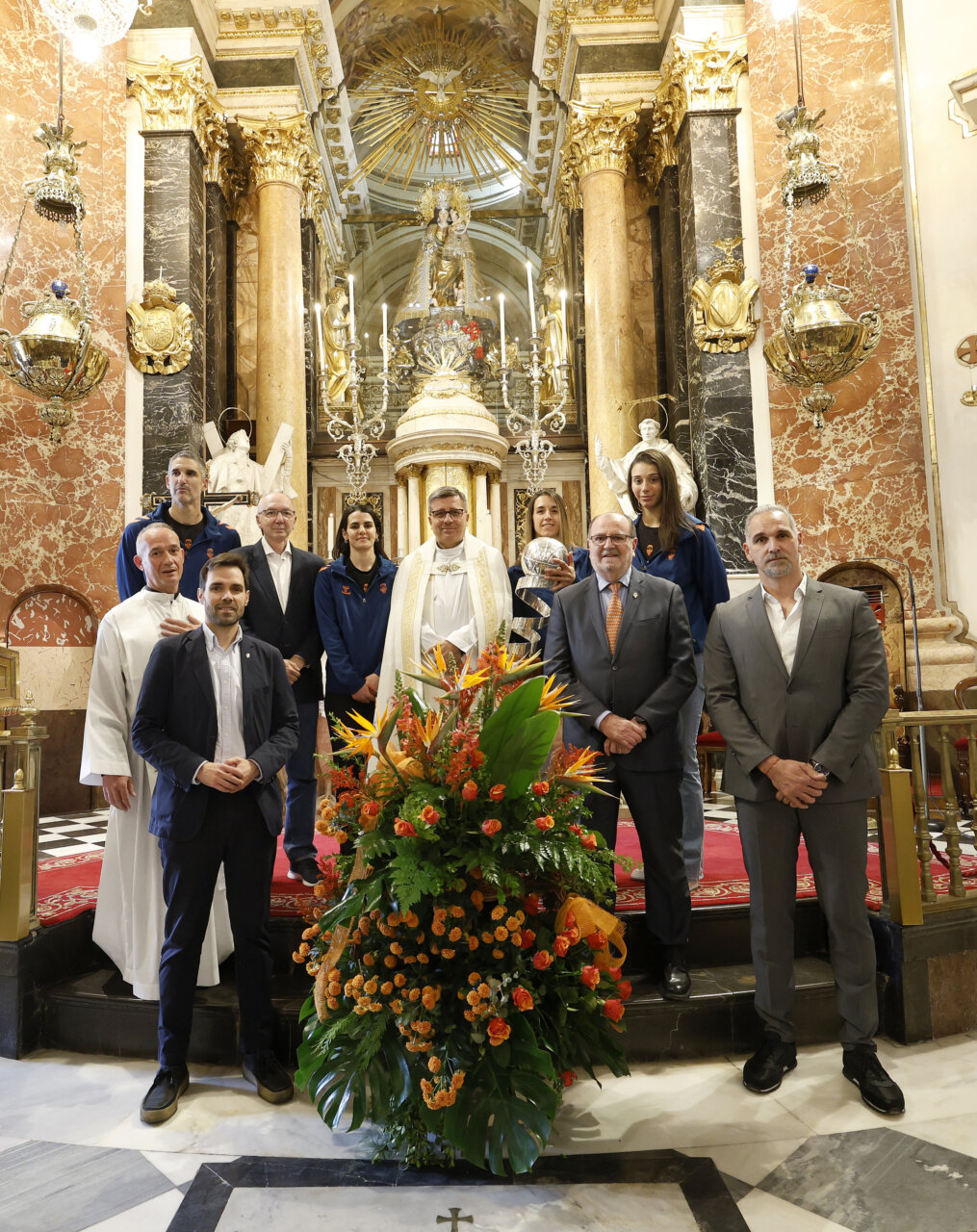 Celebración del Valencia Basket en la Basílica de la Virgen de los Desamparados con el trofeo