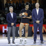 Khaalia Hillsman recibe el premio MVP tras la final de la Copa de la Reina.