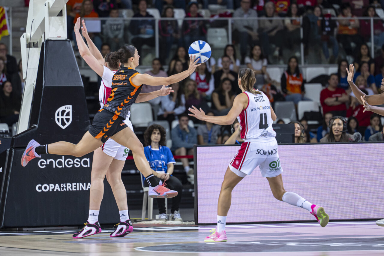 Jugadora de Valencia Basket lanzando el balón durante la semifinal de la Copa de la Reina