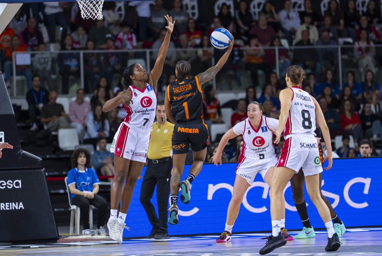 Jugadoras de Valencia Basket y Casademont Zaragoza en acción durante el partido