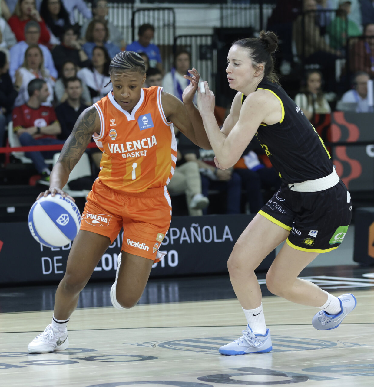 Jugadoras de Valencia Basket compiten en la final de la Copa de la Reina.