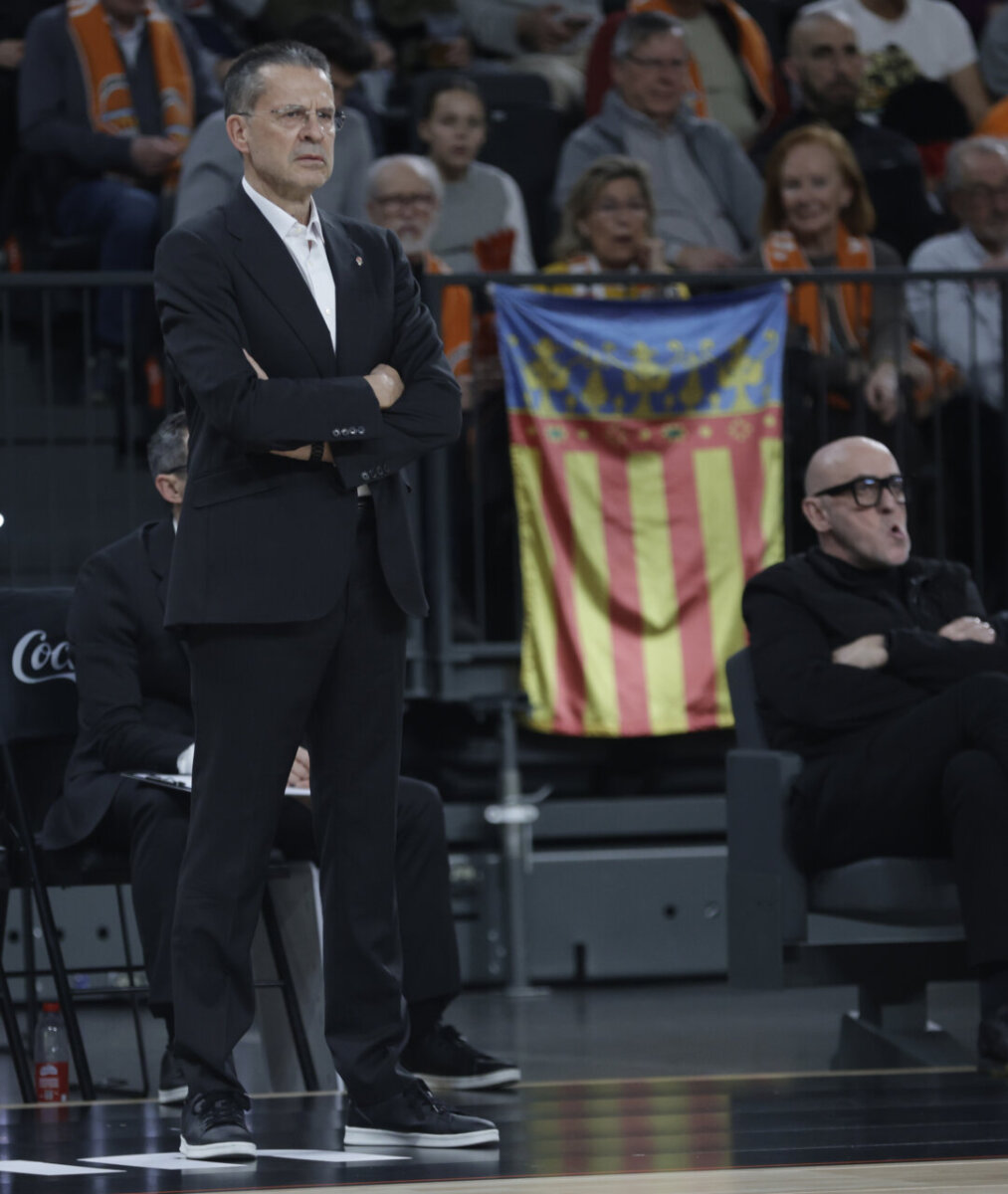 Pedro Martínez, entrenador de Valencia Basket, en un partido de baloncesto