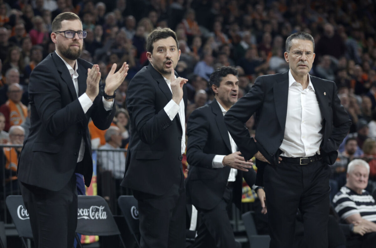 Entrenadores del Valencia Basket celebrando un momento del partido
