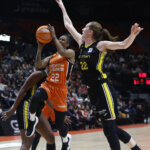 Jugadora de Valencia Basket en acción durante la final de la Copa de la Reina