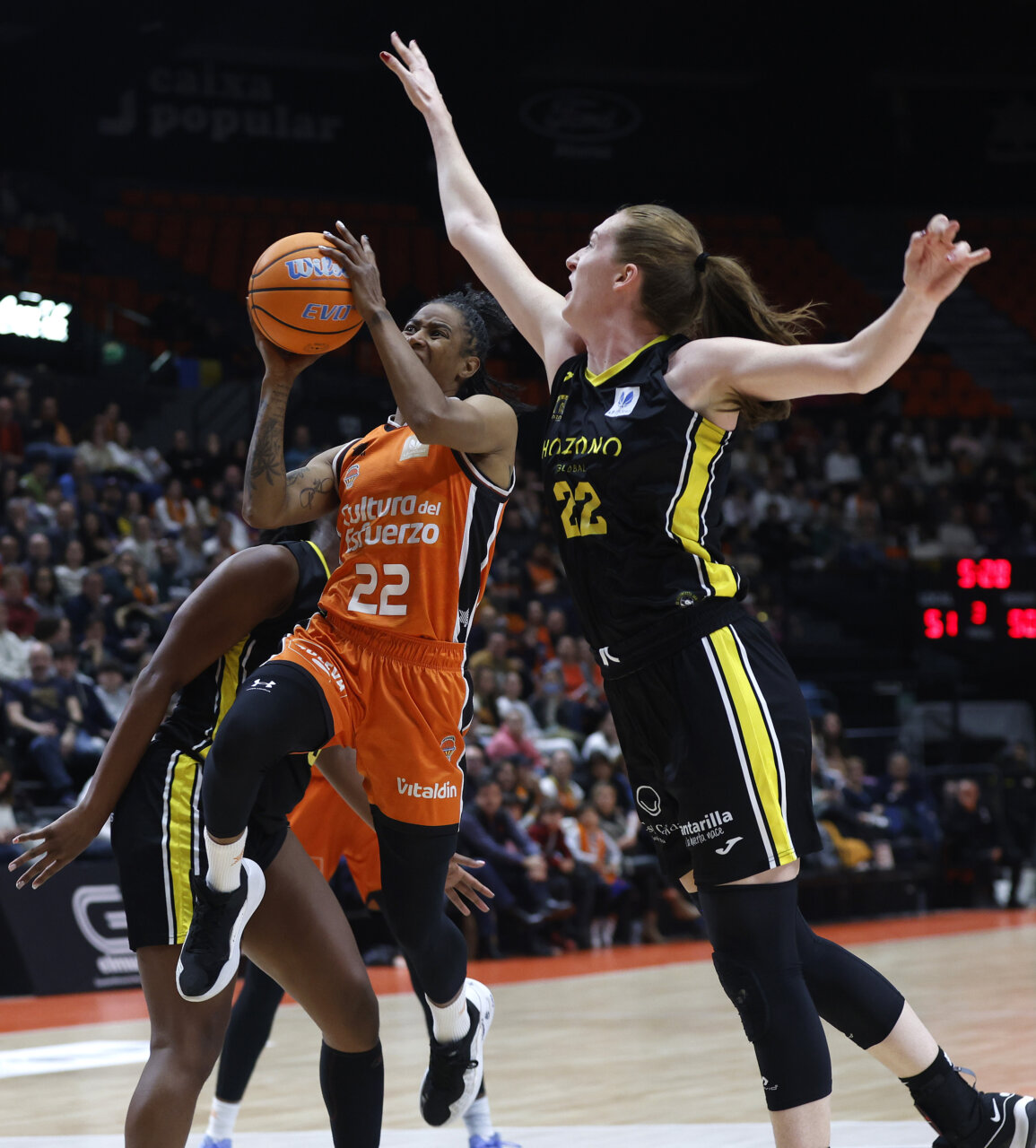Jugadora de Valencia Basket en acción durante la final de la Copa de la Reina