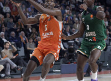 Jugador de Valencia Basket en acción durante un partido contra Zalgiris Kaunas.