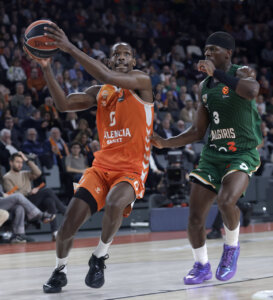 Jugador de Valencia Basket en acción durante un partido contra Zalgiris Kaunas.