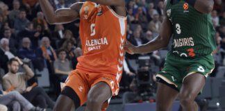 Jugador de Valencia Basket en acción durante un partido contra Zalgiris Kaunas.