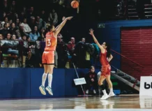 Jugadora del Valencia Basket lanzando a canasta en un partido emocionante